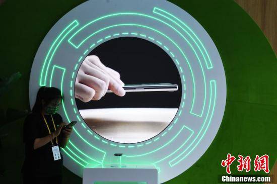 2021智博会 高科技智能化产品展示吸引参观者，智能化技术引领未来